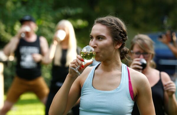 Девушка пьет вино во время йоги в Латвии  - Sputnik Lietuva
