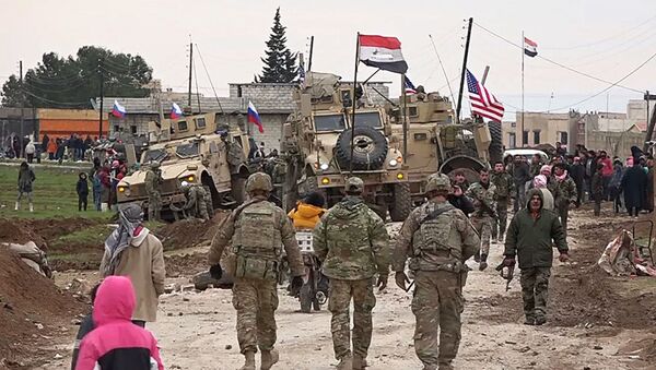 Военный конвой США и местные жители в районе города Эль-Камышлы в Сирии - Sputnik Lietuva