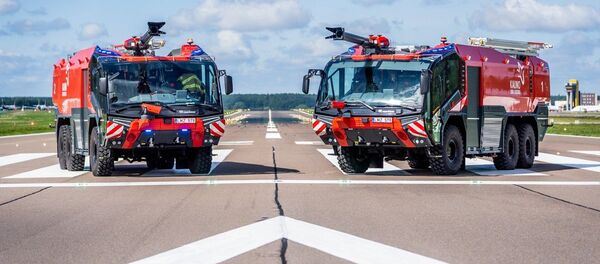 Nauji priešgaisriniai automobiliai Kauno oro uoste Nauji priešgaisriniai automobiliai Kauno oro uoste - Sputnik Lietuva