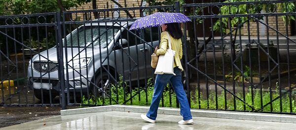 Mergina su skėčiu Mergina su skėčiu - Sputnik Lietuva