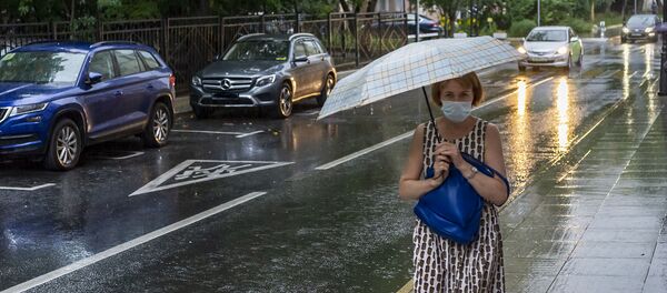 Женщина в защитной маске под зонтом Женщина в защитной маске под зонтом - Sputnik Lietuva