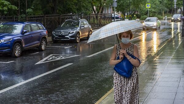 Женщина в защитной маске под зонтом - Sputnik Lietuva