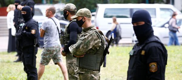 Белорусские правоохранительные органы оттесняют людей от территории следственного изолятора - Sputnik Литва