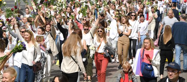 Мирная акция протеста возле Комаровского рынка в Минске - Sputnik Литва