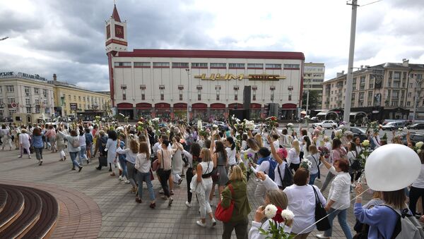 Мирная акция протеста возле Комаровского рынка в Минске - Sputnik Lietuva