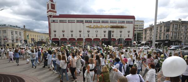 Мирная акция протеста возле Комаровского рынка в Минске - Sputnik Литва