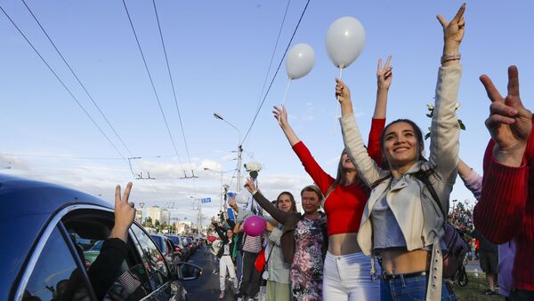 Люди приветствуют друг друга во время митинга оппозиции в Минске, Белоруссия, 13 августа 2020 года - Sputnik Lietuva