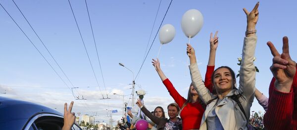 Люди приветствуют друг друга во время митинга оппозиции в Минске, Белоруссия, 13 августа 2020 года Люди приветствуют друг друга во время митинга оппозиции в Минске, Белоруссия, 13 августа 2020 года - Sputnik Литва
