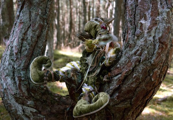 Фигурка сказочного персонажа на дереве в Танцующем лесу в национальном парке Куршская коса в Калининградской области - Sputnik Литва