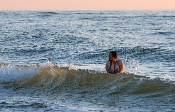 Женщина купается в Балтийском море у пляжа в национальном парке Куршская коса в Калининградской области - Sputnik Литва