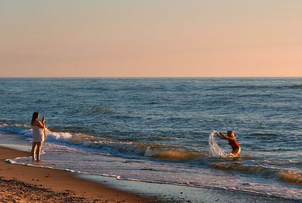 Отдыхающие на пляже в национальном парке Куршская коса в Калининградской области - Sputnik Литва