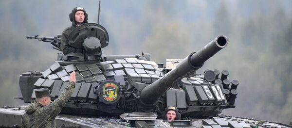 Военнослужащие на танке Т-72 на полигоне в Минской области, архивное фото - Sputnik Литва