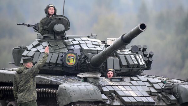 Военнослужащие на танке Т-72 на полигоне в Минской области - Sputnik Lietuva