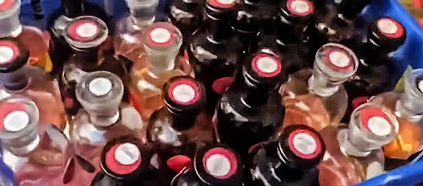 Vilniuje sustabdytas žinomų prekės ženklų kvepalų padirbinių pardavimas Vilniuje sustabdytas žinomų prekės ženklų kvepalų padirbinių pardavimas - Sputnik Lietuva