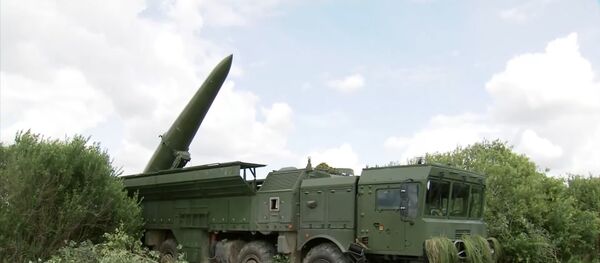 Тренировки расчетов ОТРК Искандер-М в Калининградской области - Sputnik Литва