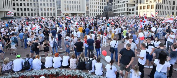 Участники общегражданского марша За свободу на площади Независимости в Минске - Sputnik Литва