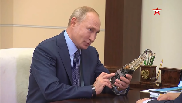 Владимиру Путину подарили бутылку премиальной нефти - Sputnik Литва