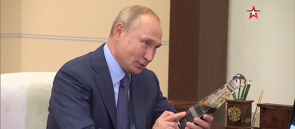 Владимиру Путину подарили бутылку премиальной нефти - Sputnik Литва