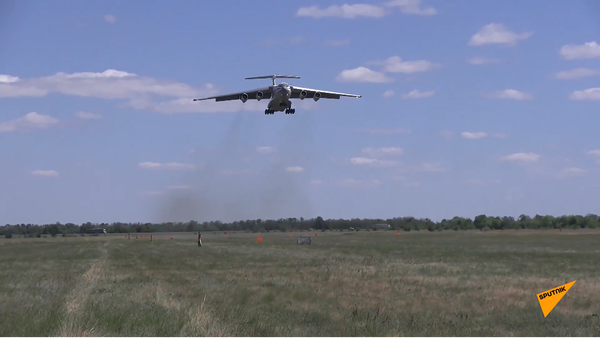 Посадка в поле: эффектные кадры сложнейших учений российской военной авиации - Sputnik Литва