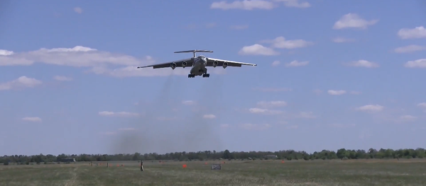 Посадка в поле: эффектные кадры сложнейших учений российской военной авиации - Sputnik Lietuva