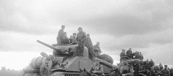 Танковая часть Юго-Западного фронта на американских танках Шерман Танковая часть Юго-Западного фронта на американских танках Шерман - Sputnik Lietuva