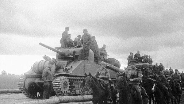 Танковая часть Юго-Западного фронта на американских танках Шерман - Sputnik Lietuva