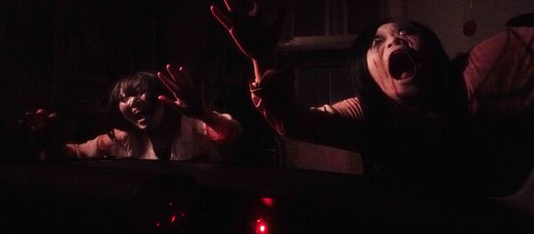 Зомби у окна автомобиля во время демонстрации дома с привидениями в Токио - Sputnik Lietuva