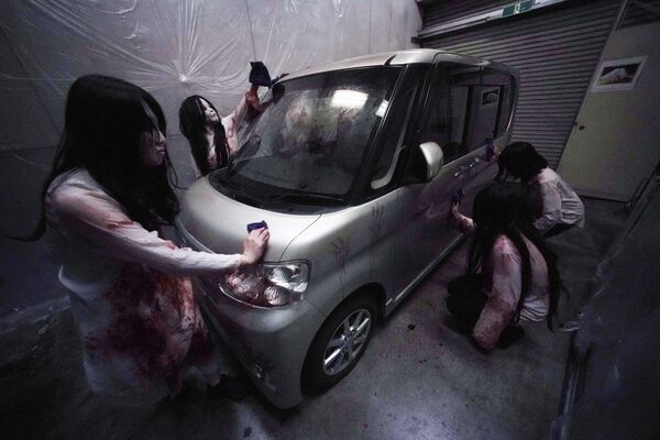 Зомби и призраки смывают фальшивую кровь с автомобиля во время демонстрации дома с привидениями в Токио - Sputnik Lietuva