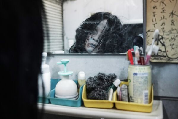Актер в роли зомби после показа дома с призраками в Токио - Sputnik Lietuva