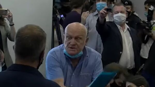 Противник оппозиции, которого вывели с пресс-конференции с Тихановской - Sputnik Литва