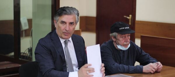 Актер Михаил Ефремов (справа) и адвокат Эльман Пашаев перед началом слушаний в Пресненском суде Актер Михаил Ефремов (справа) и адвокат Эльман Пашаев перед началом слушаний в Пресненском суде - Sputnik Lietuva