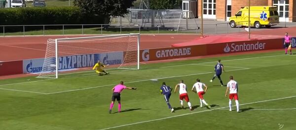 Арбитр из Литвы дважды заставил перебить пенальти, игрок Лиона все равно не забил - Sputnik Литва