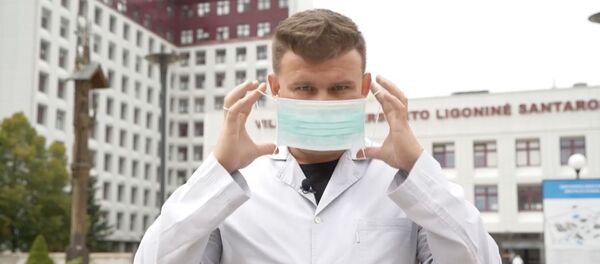 Врач клиник Сантарос рассказывает, как правильно носить защитные маски Врач клиник Сантарос рассказывает, как правильно носить защитные маски - Sputnik Lietuva