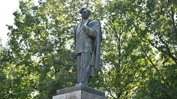 Памятник литовскому писателю Пятрасу Цвирке - Sputnik Литва