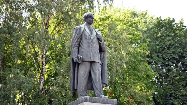 Памятник литовскому писателю Пятрасу Цвирке - Sputnik Литва