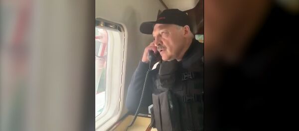 Lukašenka sraigtasparniu ir su neperšaunama liemene atvyko į rezidenciją Lukašenka sraigtasparniu ir su neperšaunama liemene atvyko į rezidenciją - Sputnik Lietuva