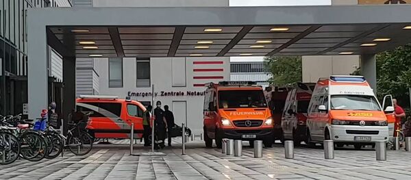 Автомобили скорой помощи у клиники Шарите - Sputnik Литва