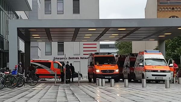 Автомобили скорой помощи у клиники Шарите - Sputnik Литва