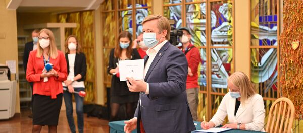 Лидер крестьян Рамунас Карбаускис на жеребьевке для выборов в Сейм Литвы - Sputnik Литва