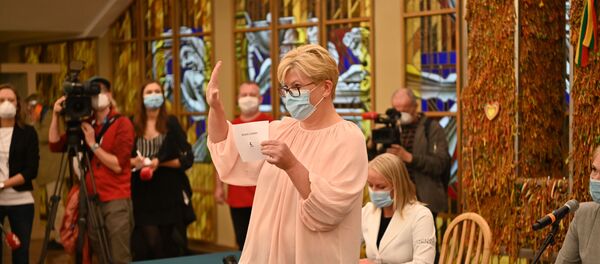 Представитель консерваторов Ингрида Шимоните на жеребьевке для выборов в Сейм Представитель консерваторов Ингрида Шимоните на жеребьевке для выборов в Сейм - Sputnik Литва