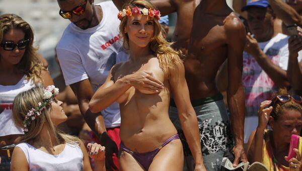 Танцовщица топлес на пляже Ipanema в Рио-де-Жанейро  - Sputnik Lietuva