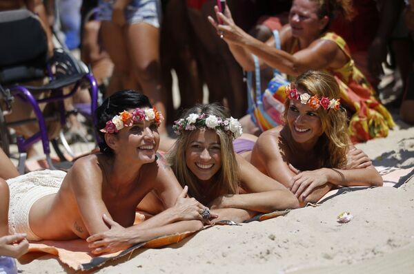 Девушки топлес на пляже в Рио-де-Жанейро  - Sputnik Литва