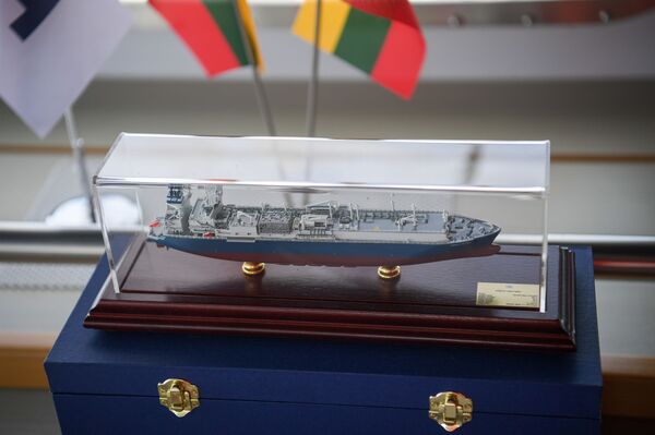 Президент Литвы посетил СПГ-терминал в Клайпеде - Sputnik Литва