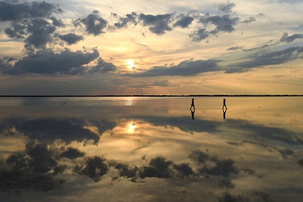Отдыхающие на соленом озере Бурлинское в Славгородском районе Алтайского края - Sputnik Литва