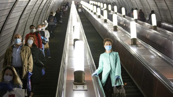 Люди в защитных масках и перчатках на эскалаторе московского метро - Sputnik Литва