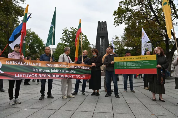 Митинг против ношения масок в Вильнюсе