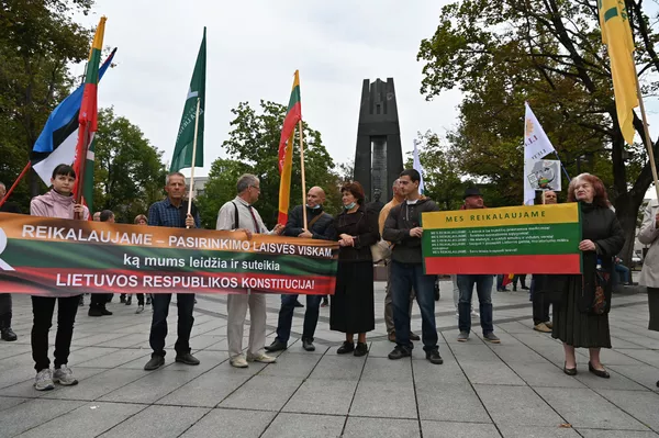 Митинг против ношения масок в Вильнюсе Митинг против ношения масок в Вильнюсе - Sputnik Lietuva
