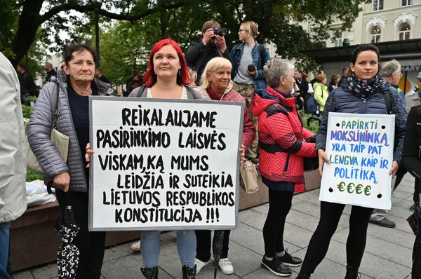Митинг против ношения масок в Вильнюсе Митинг против ношения масок в Вильнюсе - Sputnik Lietuva