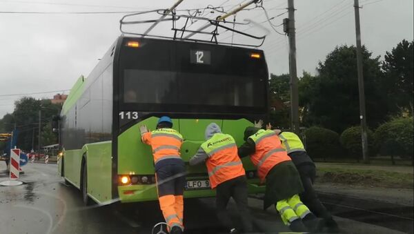 В Каунасе сняли видео как дорожники толкают троллейбус - Sputnik Lietuva