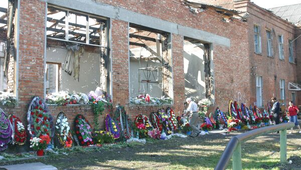 На месте теракта в школе N 1 в Беслане - Sputnik Литва